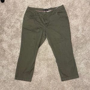 Lee Midrise Fit Olive Green Capris